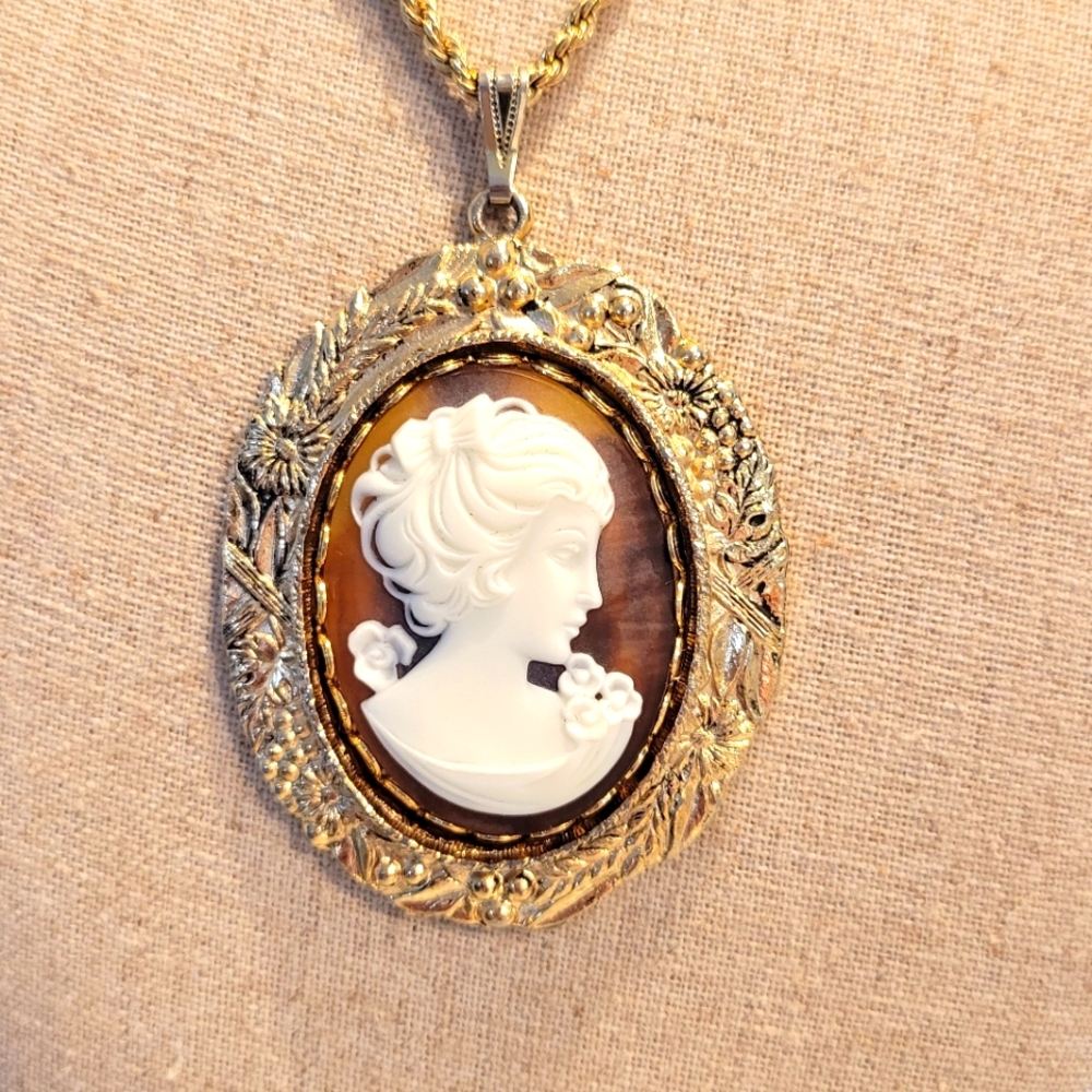 Vintage Very Large Cameo Pendent with Gold Tone Necklance 16" Long